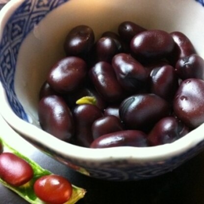 旬のそら豆は茹でるか焼くかシンプルが美味しいです。珍しい赤豆です。うまくできました、どうもありがとう。